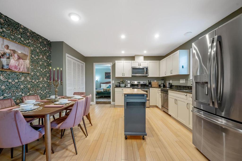 New Victorian Theme, 3Br, Lrg Backyard Close To Pnc Arena, Downtown, And Rdu Airport Raleigh Exterior photo